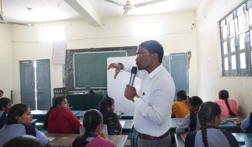 How Newspaper and Magazine Reading Boosts Communication Skills in Students & Youth.